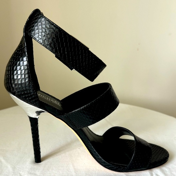 Michael Kors Amal Sandal Size 7 Black Embossed Leather & Silver NIB - Picture 3 of 7